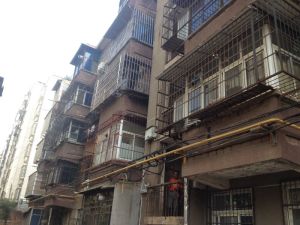 王城广场旁影院街1号一室一厅中间楼层随时看房