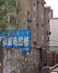 新华大街摩尔城地铁口紧挨东风路39出门到校