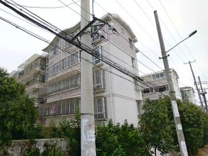 青年路地铁口附近新拿房小区大三室两卫位置好