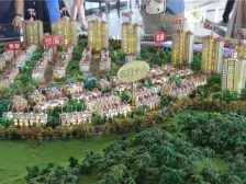 地铁口,格局方正,一楼带小花园,24小时安保。