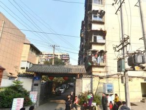 红牌楼北街10号4室1厅南
