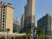 联排别墅 上下四层 带花园带车位。