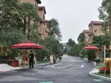 精装修,空间大,带独立双停车位