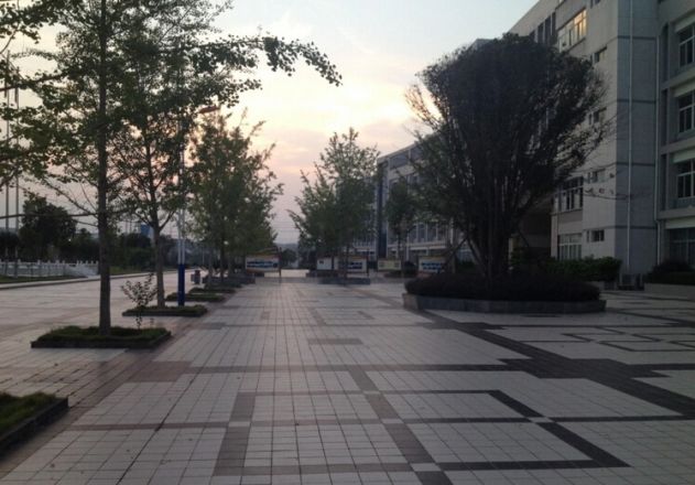 重庆市商务高级技工学校宿舍楼实景图