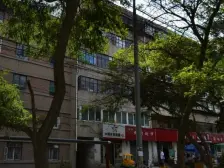 此房是两室一厅 单面朝东 地铁口 可按揭