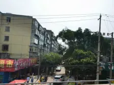 小区出行方便,生活便利,出门就能乘坐公交车