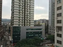 位于老市区,楼下50米地铁口,旁边100米有中山公园