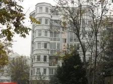 一楼带个大院子,可种花,可停车,都市生活,一处庭院