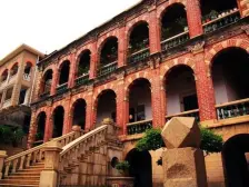 鼓浪屿内厝澳路独幢好房在售,共三层,看房方便!