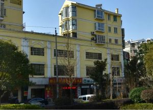 地铁口中间楼层诚心出售随时可以看房