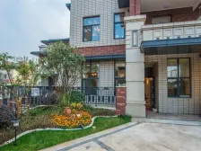 联排别墅边户,前后两花园,双气,两车位,镇上配套全