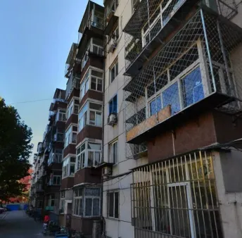 房山良乡建华北里正规两居室 中间楼层看房方便