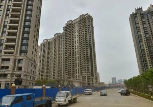 南向采光舒适,小区绿化面积大方便小孩子游玩。物业好