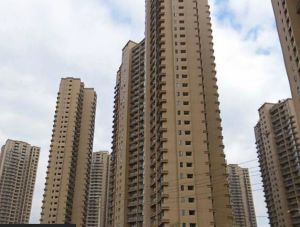 悦城大四房精装修东南端头房带产权车位