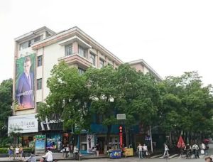 苏圃路1号宿舍户型方正,采光好装修好,环镜优美近地铁视野好,诚心出售