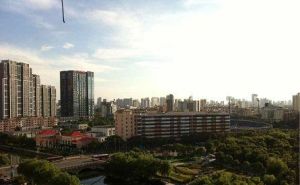 青山湖天湾南北通透,采光好装修好,环镜优美视野好,诚心出售
