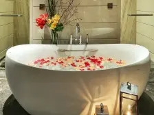 独立电梯,采光充足,主卧朝南,小区中心位置