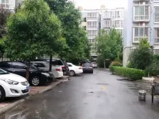 海洋馆旁,一梯两户,一楼带院,楼间距宽,采光好。