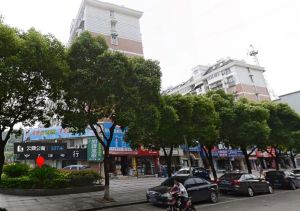 70年产权交通便利小区环境优美电梯房。