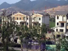 荟澜山一线联排端头花园方正已做好土建离小区大门口近