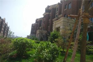 此房满二年,精装南向小户型,近地铁,中 心 小 学。