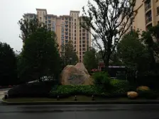 星河湾少有浅色系装修,平层带地下室,满五年。