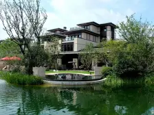 此别墅为双拼别墅,院子很大,还没有满两年 精装