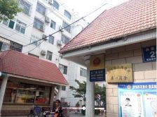 市政府1楼带院,出门花园,健身器材,出入方便、