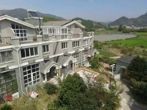 三七市杨梅苑别墅,带花园车库业主诚心出,自住装修。